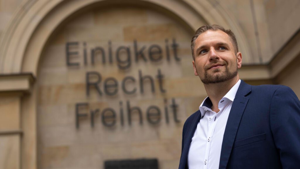 Stephan Bothe vor dem Landtag Niedersachsen