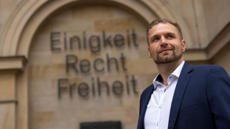 Stephan Bothe vor dem Landtag Niedersachsen